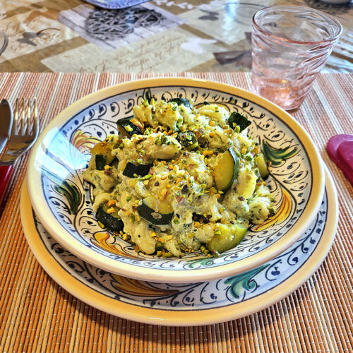 Fusilli con crema di zucchine, ricotta e pistacchi - Le ricette di ...